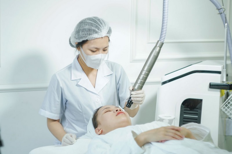 Spa Quận 10 – Top Spa Làm Đẹp Uy Tín Được Ưa Chuộng Nhất Hiện Nay 5 hinh 5 cham soc sac dep tai Emira Beauty Clinic